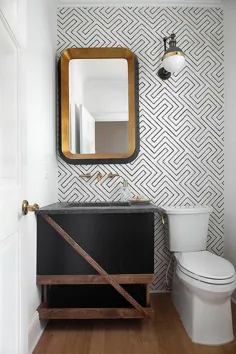 آینه طلا و سیاه روی کاشی های هندسی سیاه و سفید - معاصر - حمام