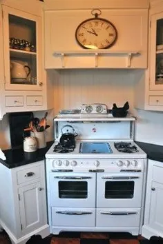 یک آشپزخانه رنگی سیاه و سفید