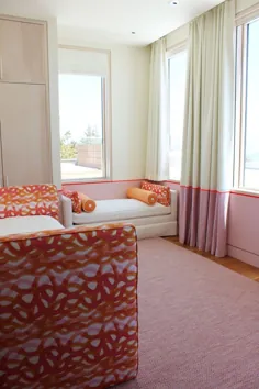 اتاق خواب دختران - پرده های سفارشی با حاشیه و تخت و بالش در Christopher Farr Fathom- (طراحی شده توسط معماری Salles Schaffer)