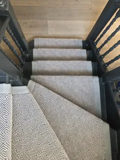 5-045 دونده پله پشمی فرش پشمی هندسی بولوم با حاشیه پنبه ساده ، نصب شده در چلسی لندن.