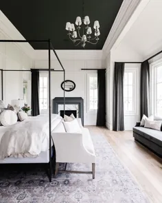 پست نمایه اینستاگرام طراح داخلی آتلانتا: "این اتاق خواب کلاسیک سیاه و سفید که توسطcambridgehomecompany طراحی شده است یک پاروی نمایش واقعی است.  خیلی جزئیات در آن جعبه های سایه و ... "