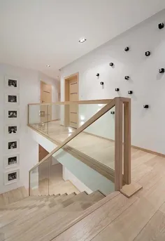 Schwarz-Weiß-Interieur mit Holzakzenten in Polen: D24 House #holzakzenten # hou... - 2019 - ایده های پالت