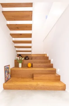 2-läufige podesttreppe aus eiche mit brüstungshohen، weiss deficierten wangen und verbreiteten stufen im ersten treppenlauf.  holzmanufaktur ballert e.k.  treppe holz |  احترام گذاشتن