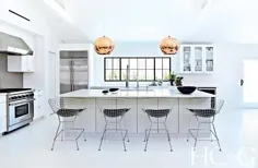 جزیره آشپزخانه با آویزهای سایه مسی تام دیکسون - مدرن - آشپزخانه