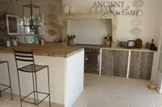 هودهای سنگی آشپزخانه توسط سطوح باستانی.