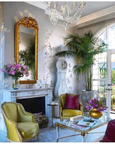 رازهای یک خانه در اینستاگرام: “اتاق نشیمن غریب با کاغذ دیواری گل نقره ای زیبا!  این دو صندلی با روکش پارچه ای سبز رنگ و بوی رنگی به آن افزوده است!  توسط..."