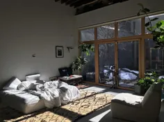 اتاق خواب مینیمالیستی اما دنج Zoë Kravitz