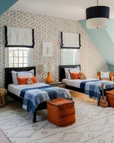 تخت های دوقلو سیاه با بالش های کمری نارنجی - کلبه - اتاق پسرانه