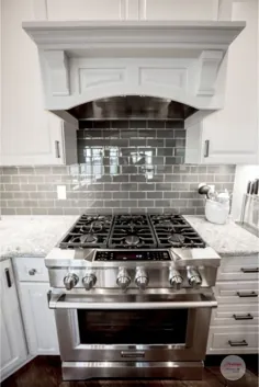 کابینت های آشپزخانه سفید با دیوارهای خاکستری