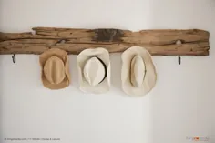 کلاه های تابستانی آویزان بر چوب های روستایی... - خرید تصویر