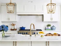 آشپزخانه سفید نقاشی انتقالی با لهجه های طلا - کابینت های کریستال