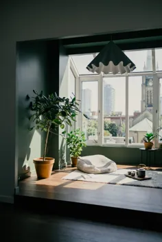 اتاق آفتاب با رنگ سبز و نمای کلیسای جامع در آپارتمان بازسازی شده تورنتو