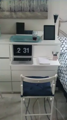 صندلی MALM یک میز لپ تاپ کشویی دارد