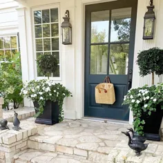 طراحی خانه تامرا لیا در اینستاگرام: «ورودی خانه کشور خوشامد و دوست داشتنی!  .  .  عاشقشم!  sweetshadylane.  .  .  .  .  .  .  .  #itsahouselovestory #porch # ایوان دکور "