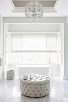 حمام خاکستری و سفید با آویز مهره ای شفاف و بیش از حمام متحرک تومانی - انتقالی