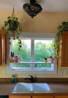 پنجره آشپزخانه  ایندیانا  امروز قفسه گیاه را اضافه کرد و من آن را دوست دارم.