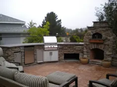 آشپزخانه در فضای باز قوسی ، لوازم خانگی آتش سحر و جادو.  همراه با LC Oven Designed Outdoor Pizza Oven / Fireplace.