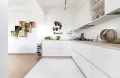 سفید و چوب در دو فضای داخلی خانه ایتالیایی مینیمالیست