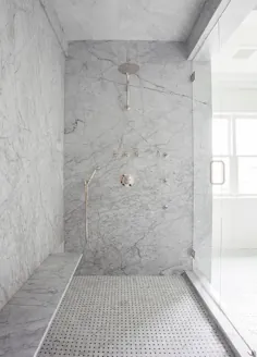 دیوار دوش روکش سنگ مرمر خاکستری با نیمکت دوش شناور بلند - انتقالی - حمام