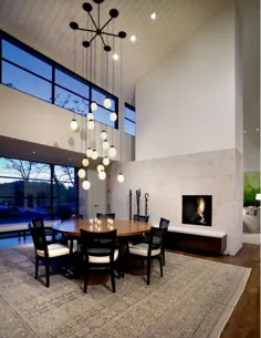 اتاق ناهار خوری زیبا با میز گرد ، صندلی های چوبی تیره و نورپردازی بسیار زیبا روی میز.  - 47960 ایده و عکس طراحی