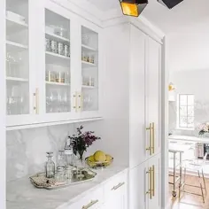 آشپزخانه سفید و طلایی با تخته سنگ مرمر صیقلی Backsplash - انتقالی - آشپزخانه