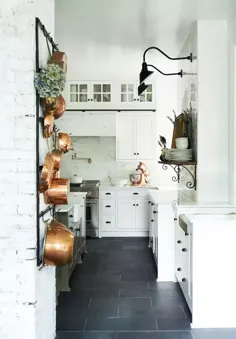 این آشپزخانه های سفید با کف تیره قانون متعادل سازی نهایی هستند |  Hunker
