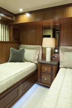 طراحی اتاق مهمان قایق بادبانی الکساندر اقیانوس 92 با ملافه های سفارشی قایق بادبانی و بالش های پرتابی تزئینی