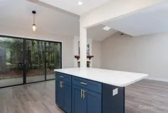 آشپزخانه سفید ساده با جزیره نیروی دریایی و سخت افزار طلا - Cabinets.com