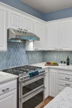بازسازی آشپزخانه - کابینت های سفید و لهجه های آبی