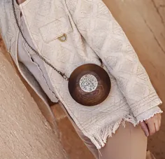 کیف چوبی گرد با مدال برنجی قلم کاری