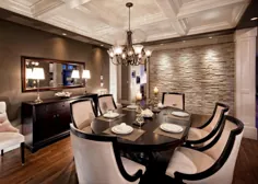 اتاق ناهار خوری سنتی زیبا با لوستر ، سقف روکش دار و دیوار لهجه سنگی سبک