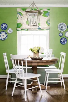 اتاق ناهار خوری سبز و سفید و سیب با صندلی های ویندزور سفید - انتقالی - اتاق ناهار خوری