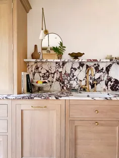 این نوسازی آشپزخانه در فرانسه دارای مرمر بنفش نمایشی است