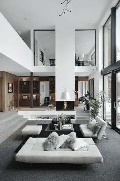 Paredes de madera oscura y techos altísimos en una gran casa a las afueras de Estocolmo |  خوشمزه ها