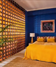 پست اینستاگرامی Boho Luxe، Vintage & Eclectic: «آیا آن دیوار بلوک شیشه ای طلا شگفت انگیز نیست؟  چه اتاق خواب خیره کننده ای و من شخصاً حتی بیشتر شرط می بندم.  من دوست دارم بقیه موارد را ببینم ... "