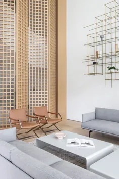 Esta vivienda de esttilo relajante y minimalista está decorada en blanco y madera