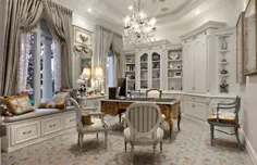 این دفتر کار خانگی متعلق به زنی است که سبک سنتی فرانسوی را دوست دارد.  میز ارمولوی کلاسیک فرانسوی که روی فرش سنتی فرانسوی ساخته می شود ، قطعه اصلی اتاق است.  (