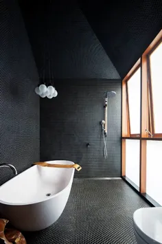 حمام کاشی مشکی معاصر با پنجره های بزرگ شیشه ای مات در این خانه در استرالیا.  [1541 × 1024]