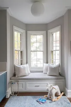 صندلی پنجره سفید و خاکستری در پنجره خلیج - انتقالی - نهالستان