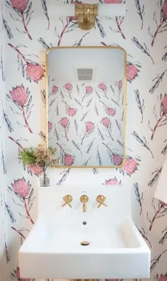 آینه برنجی روی سینک ظرفشویی سفالی سفید - انتقالی - حمام