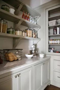 طراحی آشپزخانه گرم سفید و انبار دکوراسیون خاکستری