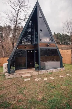 خانه کوچک مثلثی با پنجره های بلند