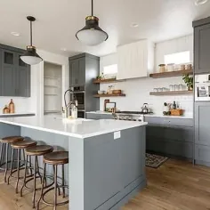 کابینت های آشپزخانه آبی تیره با کاشی های آجری لعاب دار خاکستری روشن - کلبه - آشپزخانه