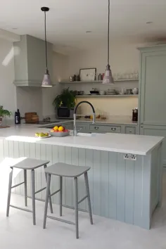 آشپزخانه ای با رنگ سبز کمرنگ و خیره کننده همراه با بار صبحانه ، قفسه بندی طرح باز و چربی مخصوص اتاق