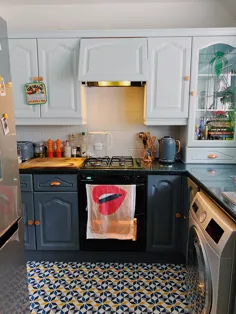 قبل و بعد: دکوراسیون کوچک آشپزخانه با بودجه هایی با کابینت های دو رنگ