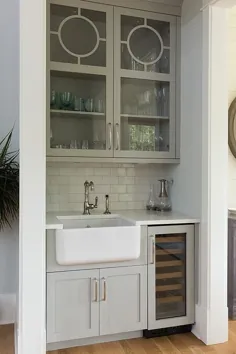 کابینت های میله مرطوب شیشه ای خاکستری بالای سینک ظرفشویی - آشپزخانه - انتقالی