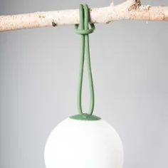 یک لامپ شارژی در فضای باز شارژی که هنگام روشن شدن به مروارید درخشان بزرگ شباهت دارد - طراحی لامپ Bolleke توسط Fatboy - Interior 3000