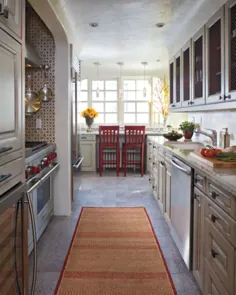 یک آشپزخانه آشپزخانه زیبا و خاکستری گالی