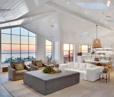 اتاق عالی سقف طاقدار با نورگیرهای بسیار و منظره اقیانوس ، لاگونا بیچ ، کالیفرنیا [1973x1680]