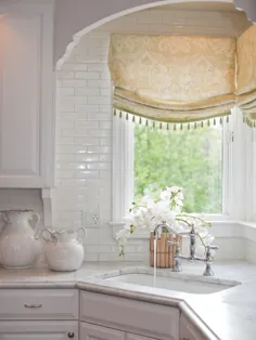 سینک ظرفشویی سفید گوشه ای در آشپزخانه زیبا ، سنتی
